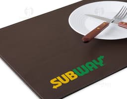 Lugar americano de couro sintético em uma mesa de jantar com diversos pratos coloridos e saudáveis, incluindo vegetais