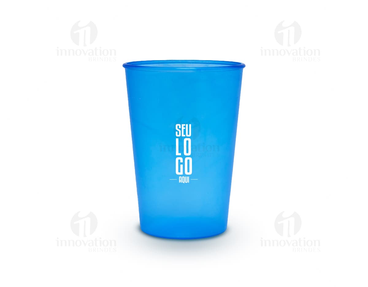 Copo plástico de 500ml, perfeito para armazenar suas bebidas favoritas! Feito de material resistente, garante higiene e praticidade no dia a dia. Ideal para manter sua hidratação em dia, seja no trabalho, em casa ou em qualquer lugar. Garanta já o seu!