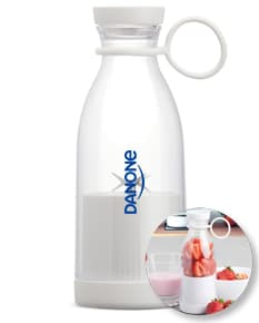Garrafa com misturador 380ml - Ideal para preparar suas bebidas favoritas com praticidade e estilo. Feita em plástico transparente, mantém seu líquido fresco e saudável. Perfeita para levar para a academia, trabalho ou passeios ao ar livre. Adquira já a sua e garanta mais saúde e hidratação no seu dia a dia! #GarrafaMix #HidrateSeuCorpo #BrindesPersonalizados