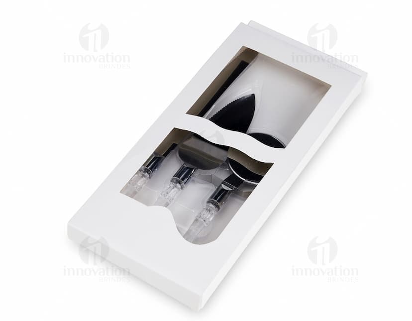 Kit de Utensílios 3 Peças em Aço Inoxidável - Faca, Garfo e Colher. Este conjunto de utensílios é perfeito para quem busca qualidade e durabilidade. Feitos em aço inoxidável, são ideais para uso em casa ou no escritório. Tenha em mãos as melhores ferramentas para cortar, picar e saborear suas refeições favoritas. Adquira já o seu kit de utensílios 3 peças e tenha praticidade e sofisticação à mesa.