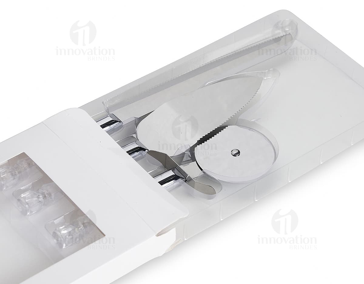Conheça o kit de utensílios de 3 peças em aço inoxidável, perfeito para sua cozinha! Com faca afiada, garfo e colher, esse conjunto é ideal para cortar, picar e servir alimentos com praticidade e elegância. Feito em aço inoxidável, garantindo durabilidade e resistência. Adquira já o seu!