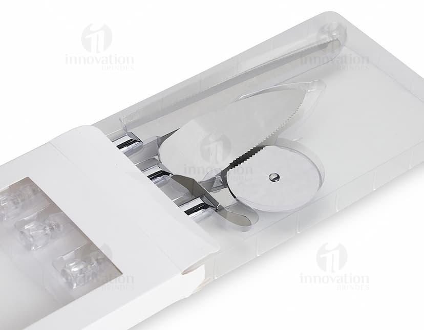 Conheça o kit de utensílios de 3 peças em aço inoxidável, perfeito para sua cozinha! Com faca afiada, garfo e colher, esse conjunto é ideal para cortar, picar e servir alimentos com praticidade e elegância. Feito em aço inoxidável, garantindo durabilidade e resistência. Adquira já o seu!