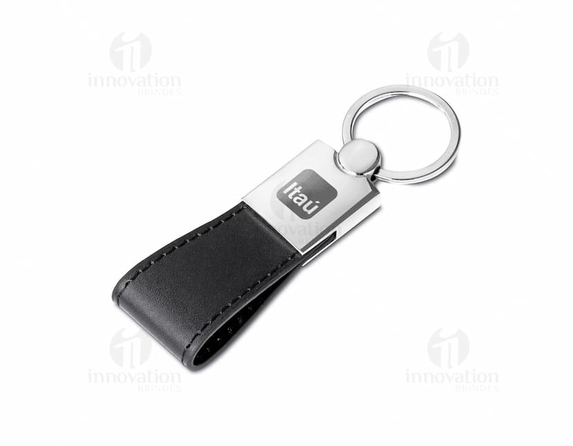 Chaveiro metálico com couro, sinônimo de segurança e estilo. Acessório moderno e elegante para manter suas chaves sempre seguras. Perfeito para uso individual ou para presentear alguém especial. Adquira já o seu!