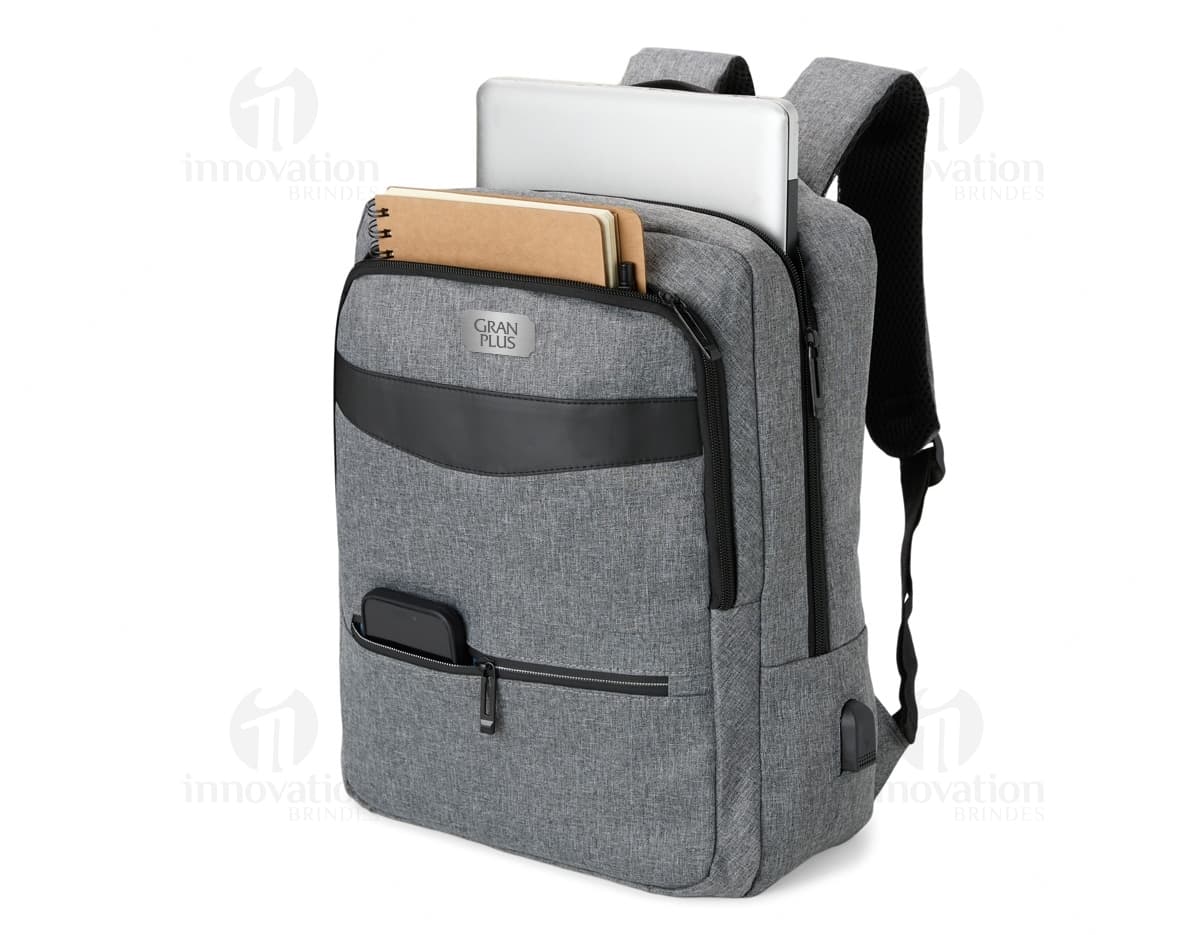 Mochila de nylon 22 litros preta, moderna e elegante para viagens e negócios. Com estilo e praticidade, perfeita para quem busca qualidade e sofisticação. Adquira já a sua!