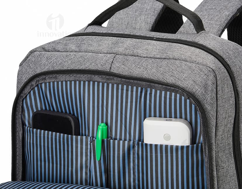 Mochila de nylon 22 litros - ideal para viagens e uso diário. Com design moderno e elegante, possui alças acolchoadas, compartimentos espaçosos e fecho em zíper. Prática e resistente, perfeita para quem busca estilo e funcionalidade. Adquira já a sua!