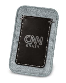Bolsa para celular em couro preto - acessório elegante e prático para manter seu dispositivo seguro e organizado. Ideal para negócios e uso pessoal. Feito com material de alta qualidade, esta bolsa é perfeita para quem busca praticidade e estilo. Tenha seu celular sempre à mão com essa bolsa moderna e funcional. Perfeita para quem valoriza a organização e a elegância no dia a dia. Ideal para guardar dinheiro, cartões e documentos. Adquira já a sua e esteja sempre preparado para qualquer situação.