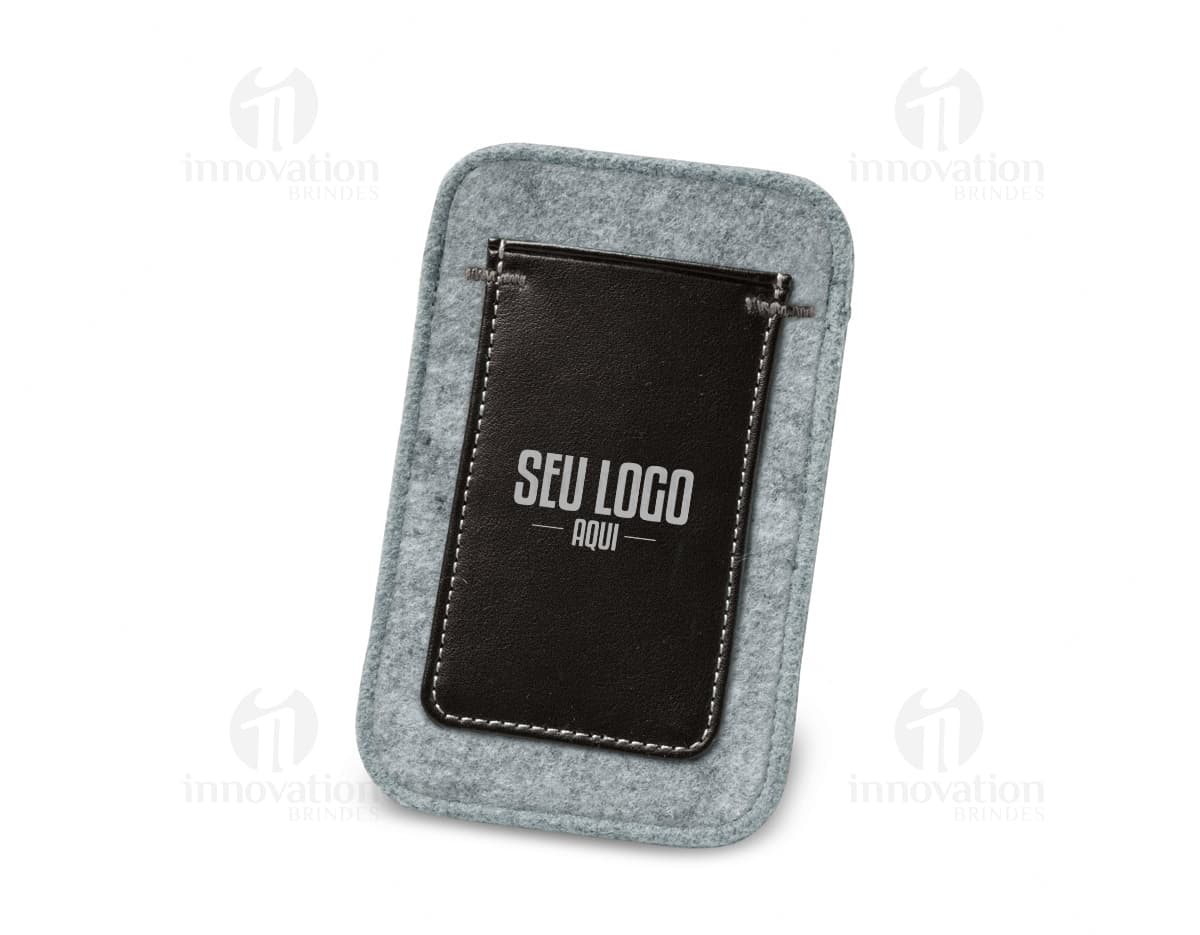 Bolsa para celular em couro preto - Acessório de negócios elegante e prático para manter seu dispositivo eletrônico seguro. Ideal para armazenar dinheiro, chaves e cartões. Design moderno e sofisticado para profissionais que buscam funcionalidade e estilo. Compre agora e mantenha seus pertences organizados com essa bolsa de alta qualidade.
