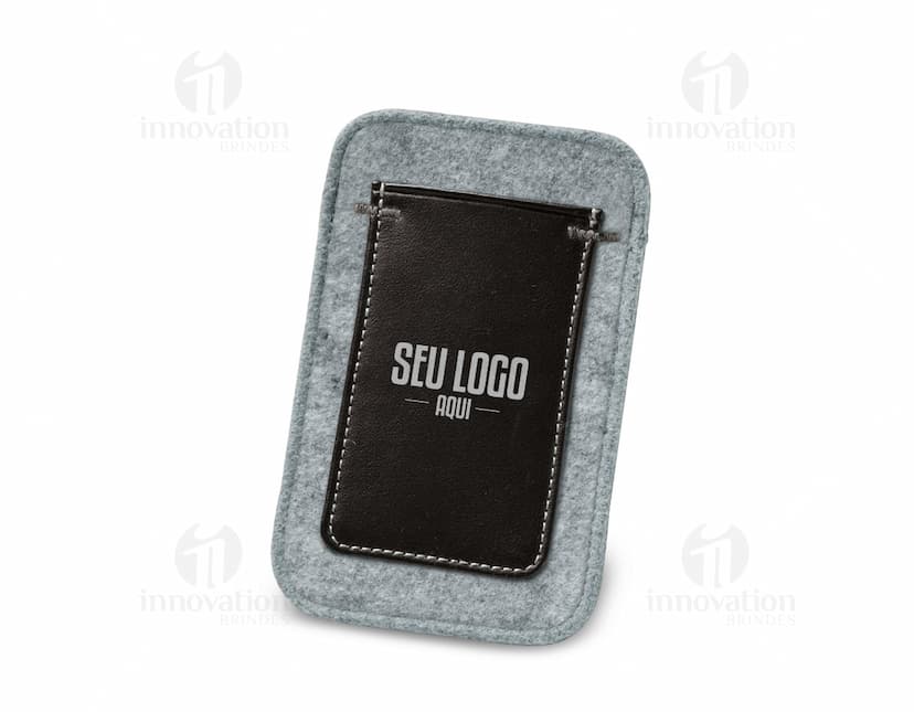 Bolsa para celular em couro preto - Acessório de negócios elegante e prático para manter seu dispositivo eletrônico seguro. Ideal para armazenar dinheiro, chaves e cartões. Design moderno e sofisticado para profissionais que buscam funcionalidade e estilo. Compre agora e mantenha seus pertences organizados com essa bolsa de alta qualidade.