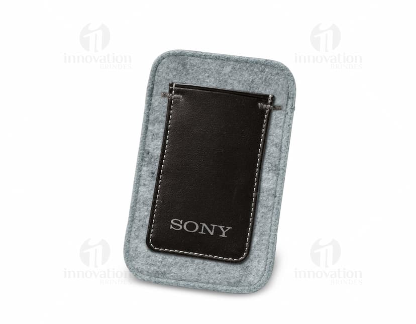 Bolsa de Couro para Celular - Proteja seu dispositivo eletrônico com estilo e praticidade. Feita em couro de alta qualidade, essa bolsa é perfeita para guardar seu celular com segurança. Ideal para profissionais e pessoas que buscam praticidade no dia a dia. Uma ótima opção de brinde corporativo. Garanta já a sua!