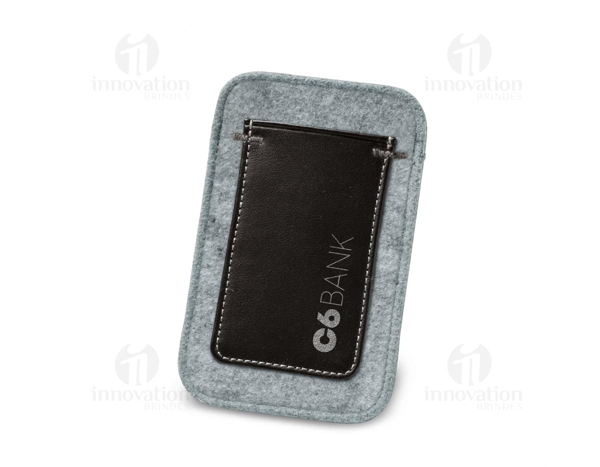 Bolsa para celular em couro preto – Ideal para guardar seu smartphone com estilo e segurança. Acessório versátil para o ambiente de negócios ou uso pessoal. Compre já! #bolsaparacelular #acessórioemcouro #brindeexecutivo