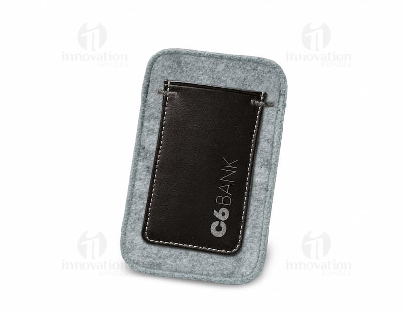 Bolsa para celular em couro preto – Ideal para guardar seu smartphone com estilo e segurança. Acessório versátil para o ambiente de negócios ou uso pessoal. Compre já! #bolsaparacelular #acessórioemcouro #brindeexecutivo