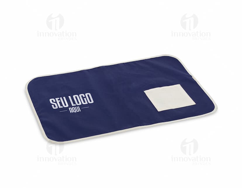 Sleeping bag de mesa de algodão com bolso em fundo rosa claro. A imagem mostra o produto aberto dentro de uma embalagem de plástico transparente com detalhes de textura em tecido de algodão preto. O produto parece novo e vazio, com espaço para colocar dinheiro, cartões de crédito, documentos e outros objetos pessoais. Ideal para uso no escritório, negócios ou para proteção de pertences pessoais.
