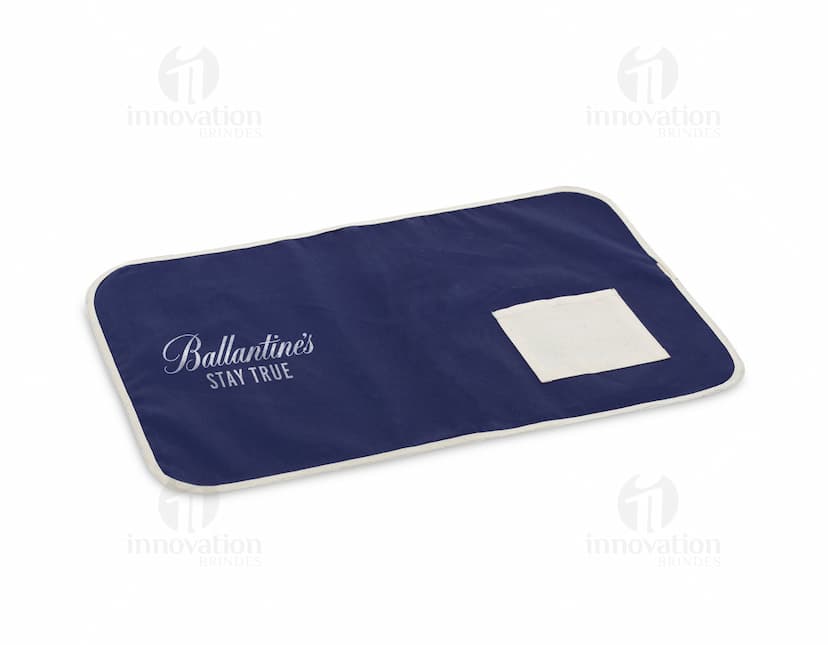 Sleeping bag de mesa de algodão com bolso em fundo rosa claro. A imagem mostra o produto aberto dentro de uma embalagem de plástico transparente com detalhes de textura em tecido de algodão preto. O produto parece novo e vazio, com espaço para colocar dinheiro, cartões de crédito, documentos e outros objetos pessoais. Ideal para uso no escritório, negócios ou para proteção de pertences pessoais.