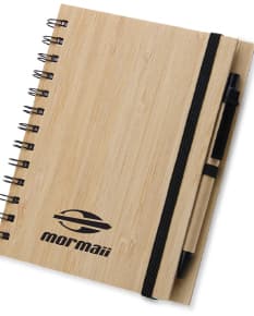 Caderneta em bambu com caneta - Perfeita para anotações de escritório e estudos. Feita em bambu, com design elegante e sustentável. Ideal para organizar suas tarefas e lembretes. Uma ótima opção de brinde corporativo. Adquira a sua!