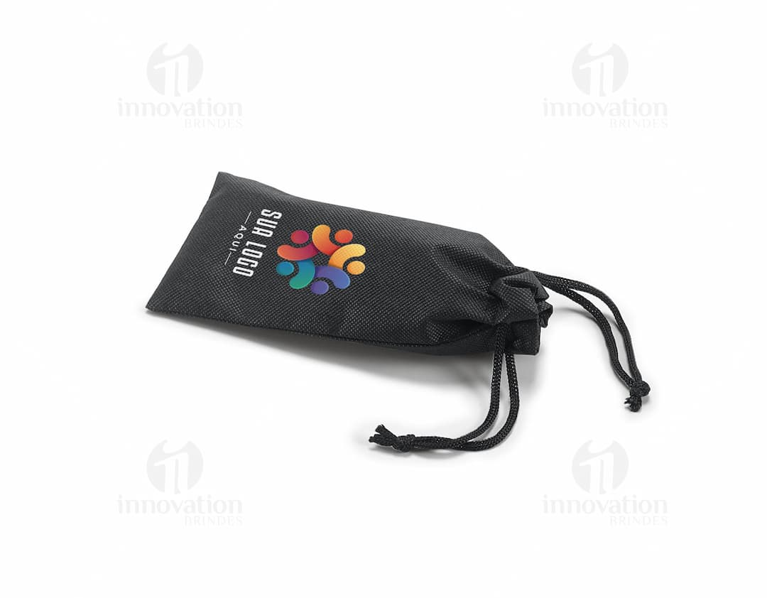 Bolsa para óculos preta em material plástico, ideal para proteger e transportar seus óculos com segurança. Acessório indispensável para quem preza pela qualidade e cuidado com seus óculos. Adquira já a sua bolsa e tenha seus óculos sempre protegidos e em grande estilo. Ideal para qualquer ocasião.