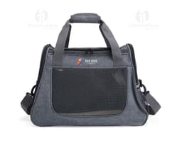 Bolsa em oxford para pets com bolso lateral, em cor marrom e fecho de zipper. Perfeita para transportar de forma segura e