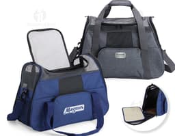 Bolsa para transporte de pets em couro preto de luxo. Acessório moderno e elegante para viagens e passeios com seu animal de