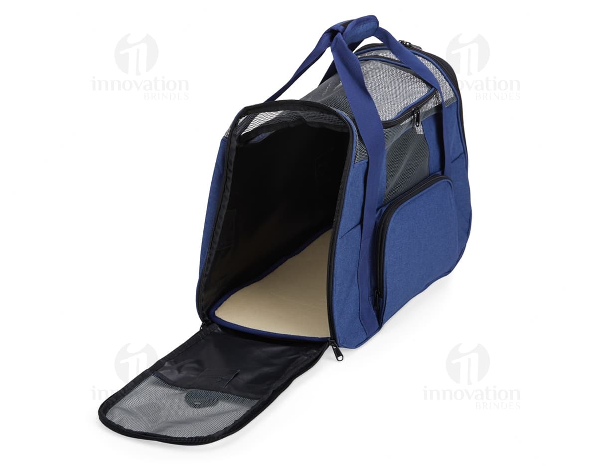 Bolsa para transporte de pets em estilo moderno e elegante. Ideal para viagens e passeios com seu animal de estimação. Confeccionada em couro preto de alta qualidade, com fecho em zíper e alça confortável. Prática e segura para levar seu pet com você aonde for. Adquira já a sua e garanta o conforto e estilo para seu animal de estimação!