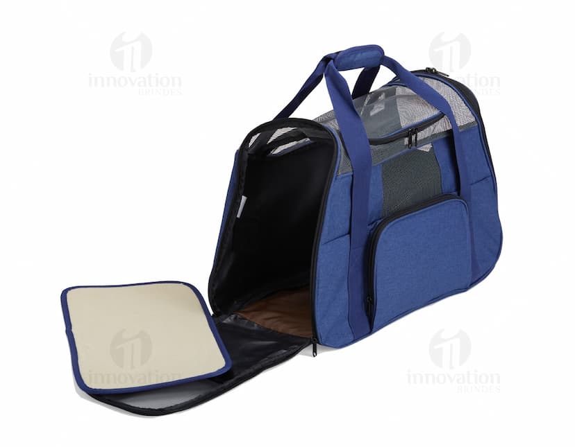 Bolsa para transporte de pets em couro sintético marrom, moderna e elegante. Ideal para viagens e saídas rápidas com seu companheiro de quatro patas. Com alça de ombro ajustável e zíper, garantindo segurança e praticidade. Adquira já a sua e leve seu pet com muito estilo!