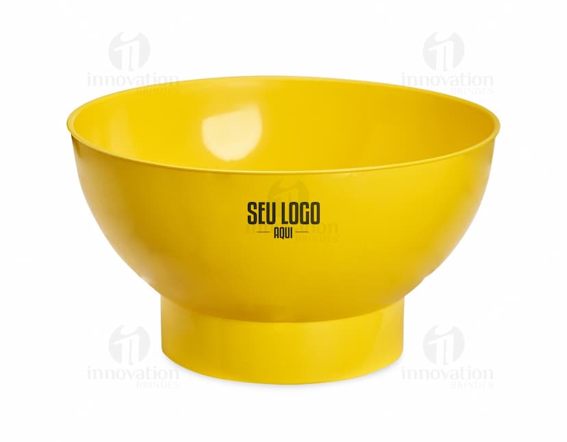 Petisqueira plástica vazia em formato de bowl, ideal para servir petiscos de frutas cítricas, como laranjas ou limões. O recipiente é translúcido e possui um design elegante e prático para uso em casa, proporcionando uma apresentação atraente para suas refeições e lanches.