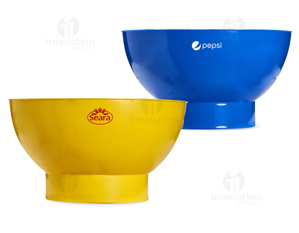 Petisqueira plástica vazia em formato de bowl, ideal para servir petiscos de frutas cítricas, como laranjas ou limões. O recipiente é translúcido e possui um design elegante e prático para uso em casa, proporcionando uma apresentação atraente para suas refeições e lanches.