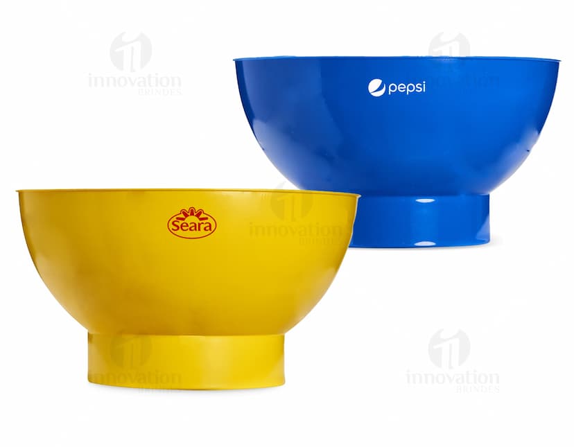 Petisqueira plástica vazia em formato de bowl, ideal para servir petiscos de frutas cítricas, como laranjas ou limões. O recipiente é translúcido e possui um design elegante e prático para uso em casa, proporcionando uma apresentação atraente para suas refeições e lanches.