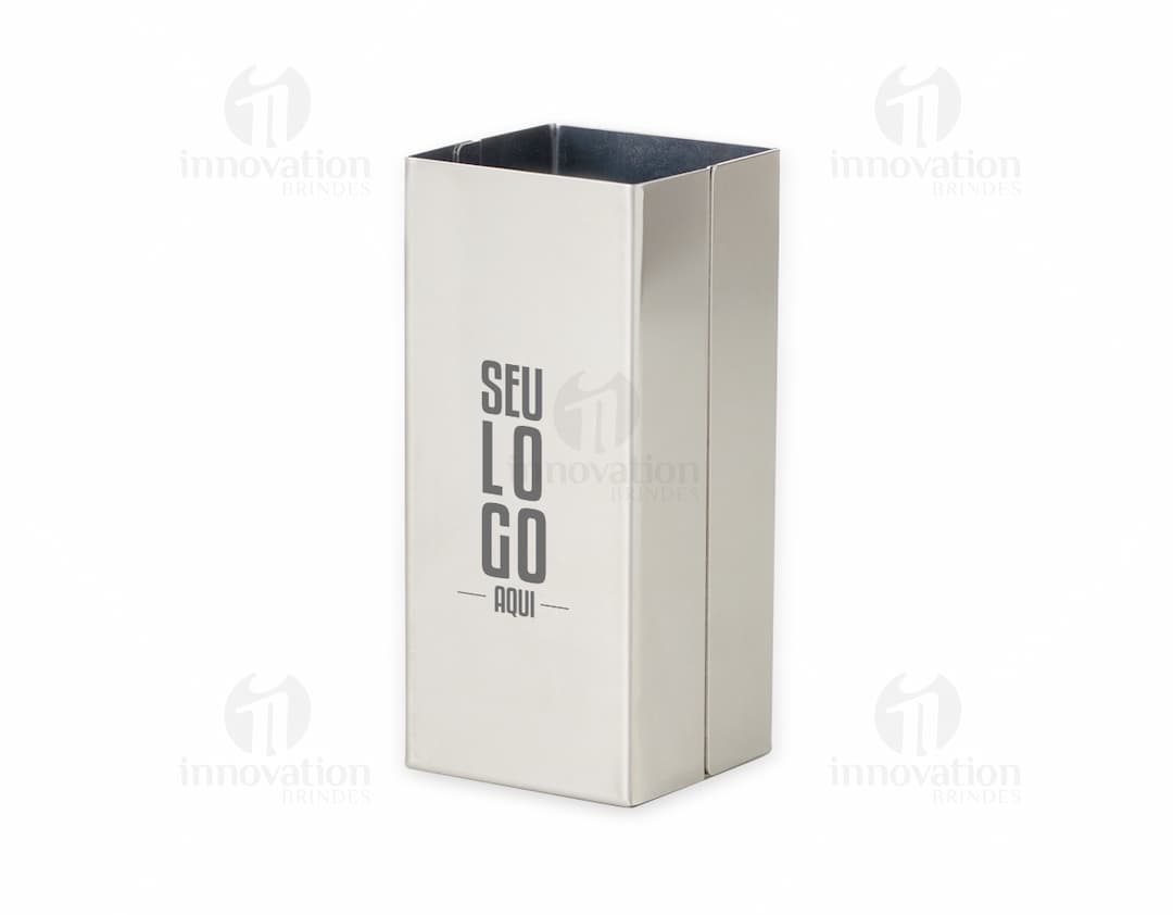 Porta Canetas Metal - Organize seu escritório com estilo e praticidade. Este porta canetas de metal é perfeito para manter seus materiais de escrita sempre à mão. Ideal para presentear ou usar em seu ambiente de trabalho. Adquira já o seu!