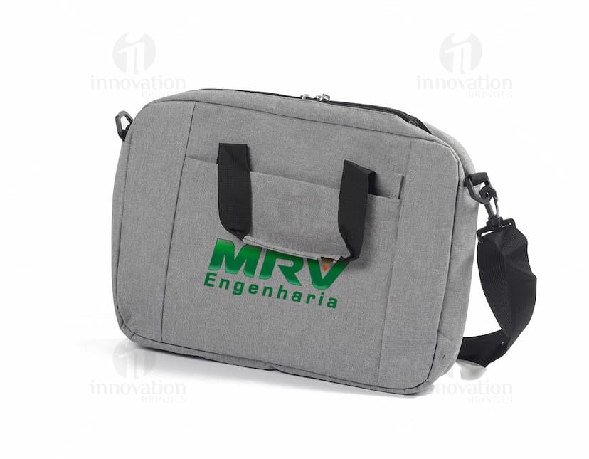 Pasta executiva preta de couro para notebook, moderna e espaçosa, com zíper e alça ajustável. Ideal para transportar seu laptop com sofisticação e segurança.