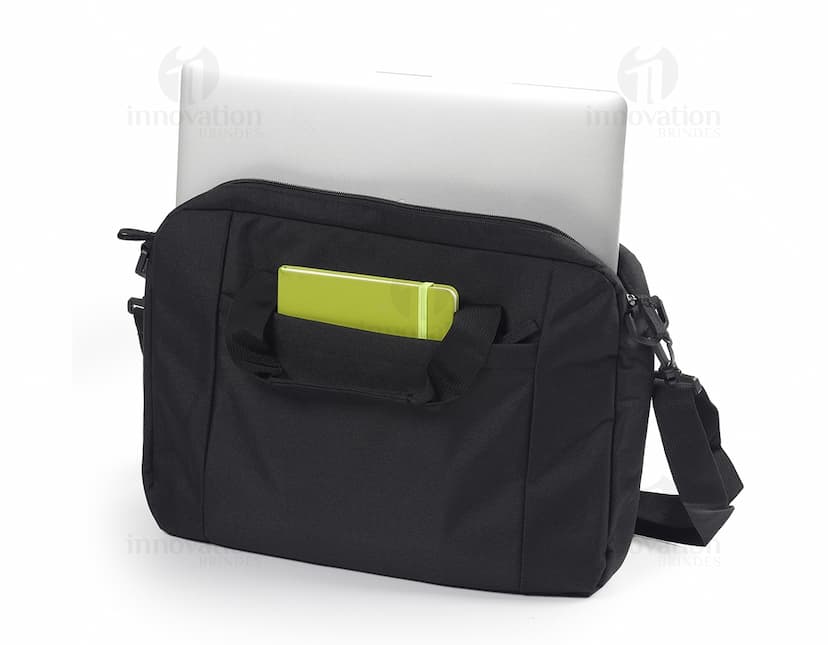 Pasta executiva preta de couro para notebook, moderna e espaçosa, com zíper e alça ajustável. Ideal para transportar seu laptop com sofisticação e segurança.