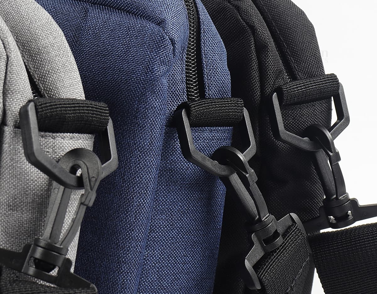 Pasta executiva preta de couro para notebook, moderna e espaçosa, com zíper e alça ajustável. Ideal para transportar seu laptop com sofisticação e segurança.