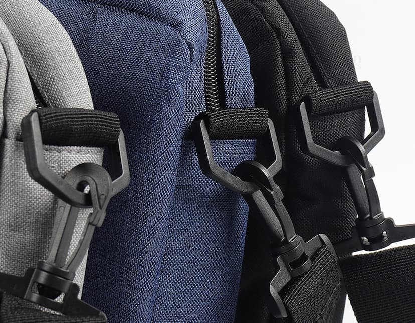 Pasta executiva preta de couro para notebook, moderna e espaçosa, com zíper e alça ajustável. Ideal para transportar seu laptop com sofisticação e segurança.