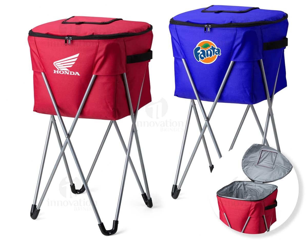 Cooler Térmico 62 Litros em forma de saco de dormir, com fita de seda decorativa em tons de rosa e laço elegante. Embalagem de presente com design romântico e simbolo do amor, perfeita para comemorações especiais e temporadas de férias. Fabricado em material de alta qualidade, o cooler é ideal para manter alimentos e bebidas geladas por mais tempo.