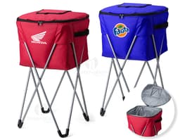 Cooler Térmico 62 Litros en forma de saco de dormir, con cinta de seda decorativa en tonos de rosa y lazo elegante. Embalaje