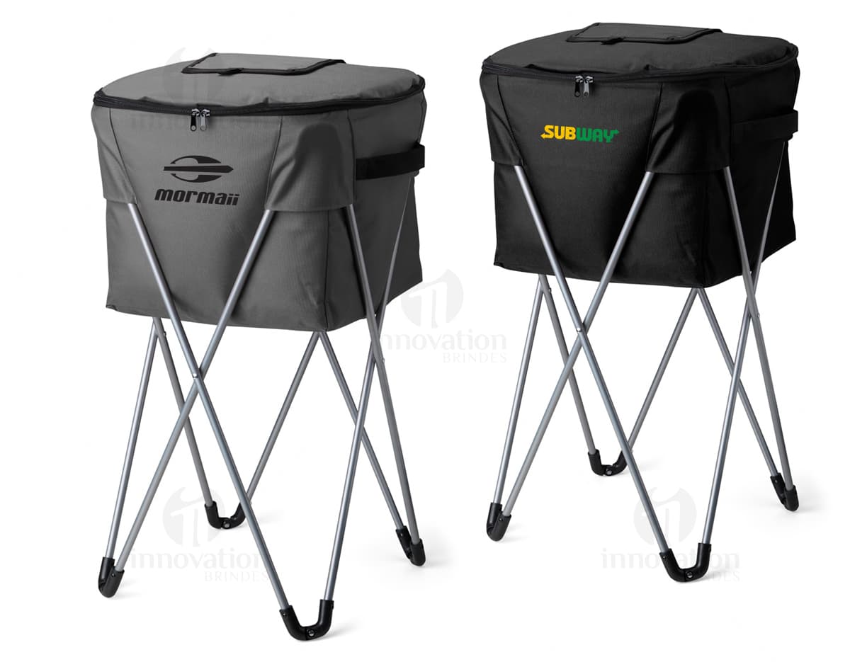 Cooler Térmico 62 Litros em forma de saco de dormir, com fita de seda decorativa em tons de rosa e laço elegante. Embalagem de presente com design romântico e simbolo do amor, perfeita para comemorações especiais e temporadas de férias. Fabricado em material de alta qualidade, o cooler é ideal para manter alimentos e bebidas geladas por mais tempo.