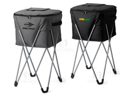 Cooler Térmico 62 Litros en forma de saco de dormir, con cinta de seda decorativa en tonos de rosa y lazo elegante. Embalaje