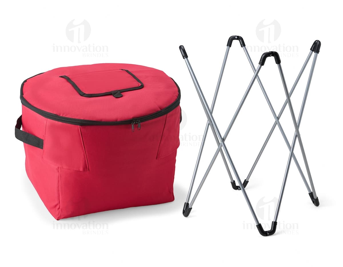 Cooler Térmico 62 Litros em forma de saco de dormir, com fita de seda decorativa em tons de rosa e laço elegante. Embalagem de presente com design romântico e simbolo do amor, perfeita para comemorações especiais e temporadas de férias. Fabricado em material de alta qualidade, o cooler é ideal para manter alimentos e bebidas geladas por mais tempo.