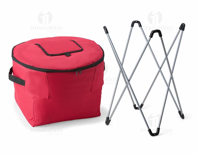Cooler Térmico 62 Litros em forma de saco de dormir, com fita de seda decorativa em tons de rosa e laço elegante. Embalagem de presente com design romântico e simbolo do amor, perfeita para comemorações especiais e temporadas de férias. Fabricado em material de alta qualidade, o cooler é ideal para manter alimentos e bebidas geladas por mais tempo.