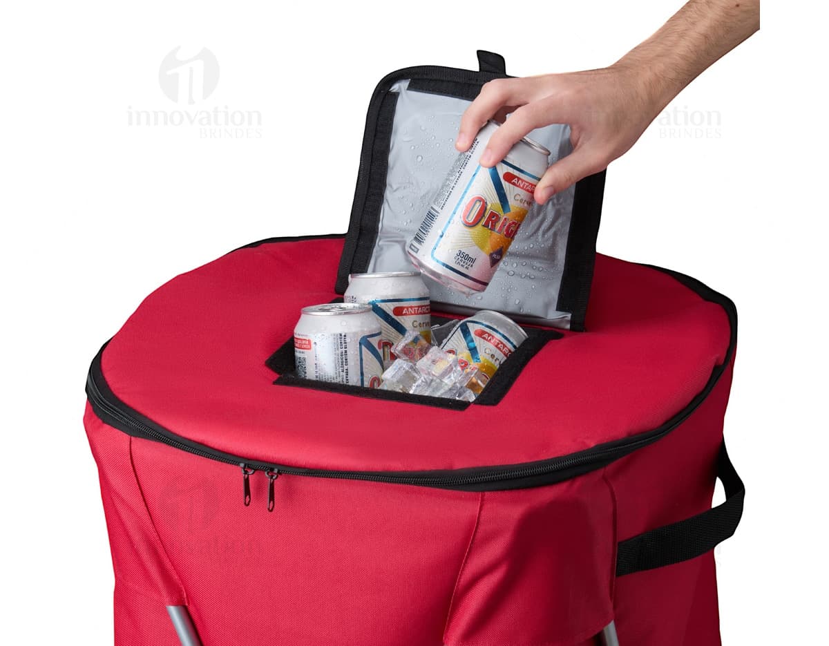 Cooler Térmico 62 Litros em forma de saco de dormir, com fita de seda decorativa em tons de rosa e laço elegante. Embalagem de presente com design romântico e simbolo do amor, perfeita para comemorações especiais e temporadas de férias. Fabricado em material de alta qualidade, o cooler é ideal para manter alimentos e bebidas geladas por mais tempo.