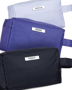 Nécessaire PVC impermeável, perfeito para viagens e negócios. Mantenha seus pertences seguros e organizados com esse acessório prático e elegante. Ideal para guardar dinheiro, documentos e objetos pessoais com total segurança. Compre já o seu!
