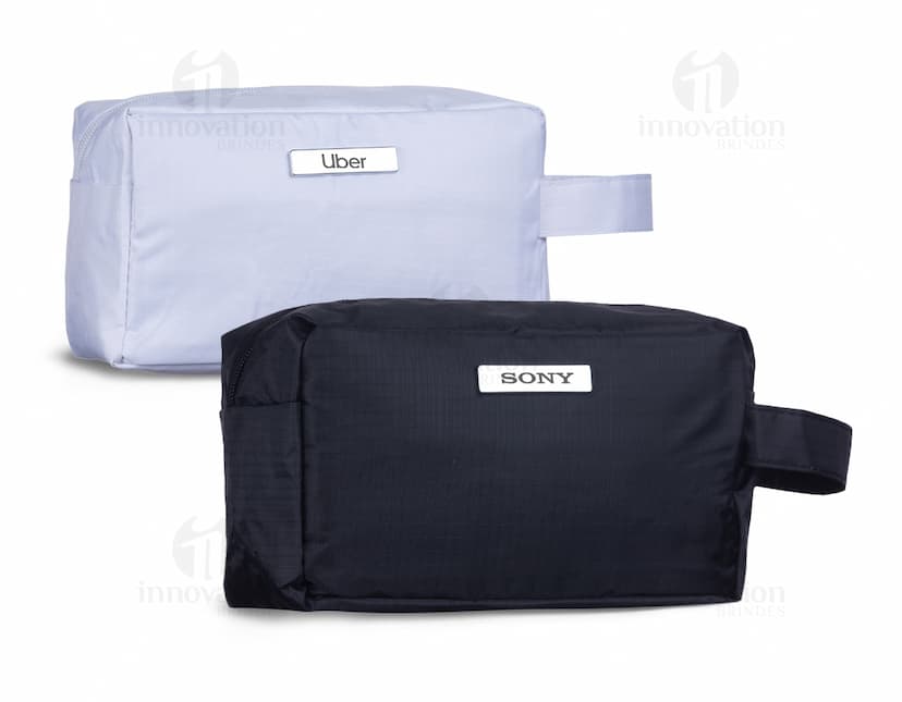 Nécessaire PVC impermeável preta para viagens e negócios - Organize seus pertences com estilo e praticidade. Ideal para guardar dinheiro, documentos e acessórios pessoais. Perfeita para viagens a negócios e lazer. Adquira já a sua!