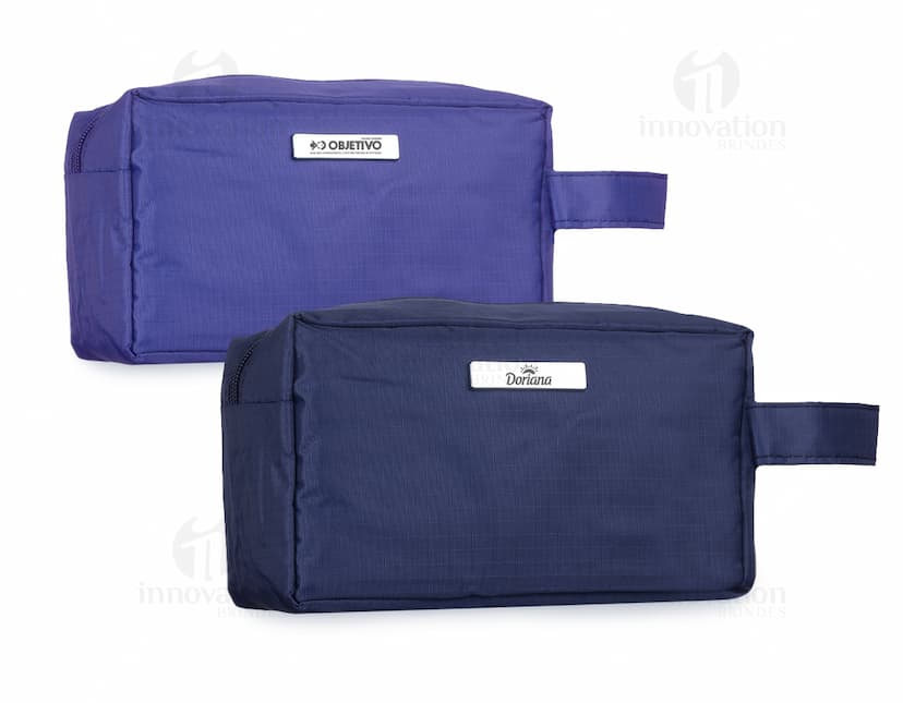 Nécessaire em PVC impermeável, ideal para viagens e organização de itens pessoais. Compacta e elegante, perfeita para o dia a dia de um empresário moderno. Adquira já a sua!