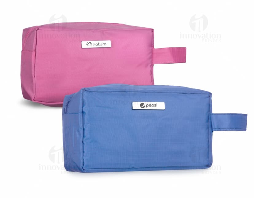 Nécessaire PVC impermeável preta para viagem e negócios - Ideal para armazenar documentos, dinheiro e acessórios de forma segura. Moderna e elegante, a nécessaire é o item perfeito para quem busca praticidade e estilo em suas viagens e compromissos profissionais. Ótima opção de presente! Confira já!