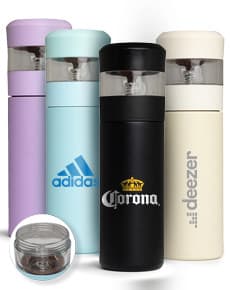 garrafa térmica 350ml em alumínio prateado, vazia, com tampa de plástico preto. Objeto metálico brilhante, com design cilíndrico e compacto. A imagem destaca a praticidade e eficiência do produto para armazenar líquidos quentes ou frios por longos períodos.