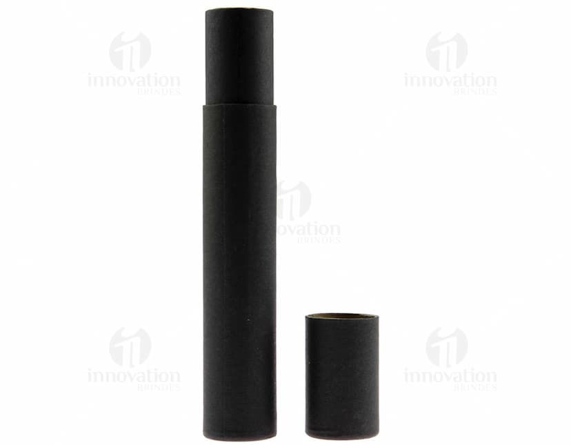 Este estojo tubo de papelão é perfeito para armazenar sua caneta favorita com elegância e estilo. Ideal para escritório, negócios ou estudos, mantendo sua caneta protegida e sempre pronta para uso. Adquira já o seu!