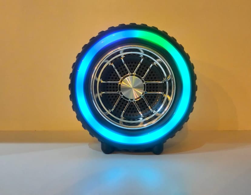 Caixa de Som Multimídia com Luminária: Equipamento de alta qualidade que combina som potente e iluminação moderna para tornar sua experiência musical ainda mais especial. Perfeito para viagens, trilhas e momentos de relaxamento. Adquira já!