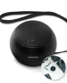 Microfone de estúdio preto com fone de ouvido prateado, fios de metal e plugue.