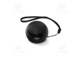 Micrófono de estudio negro con auriculares plateados, cables de metal y conector.