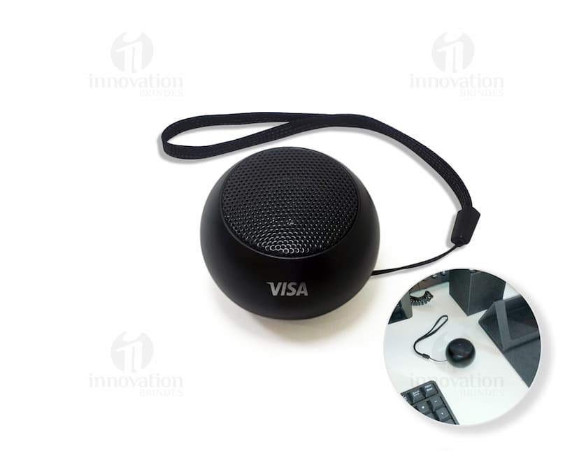 Microfone de estúdio preto com fone de ouvido prateado, fios de metal e plugue.
