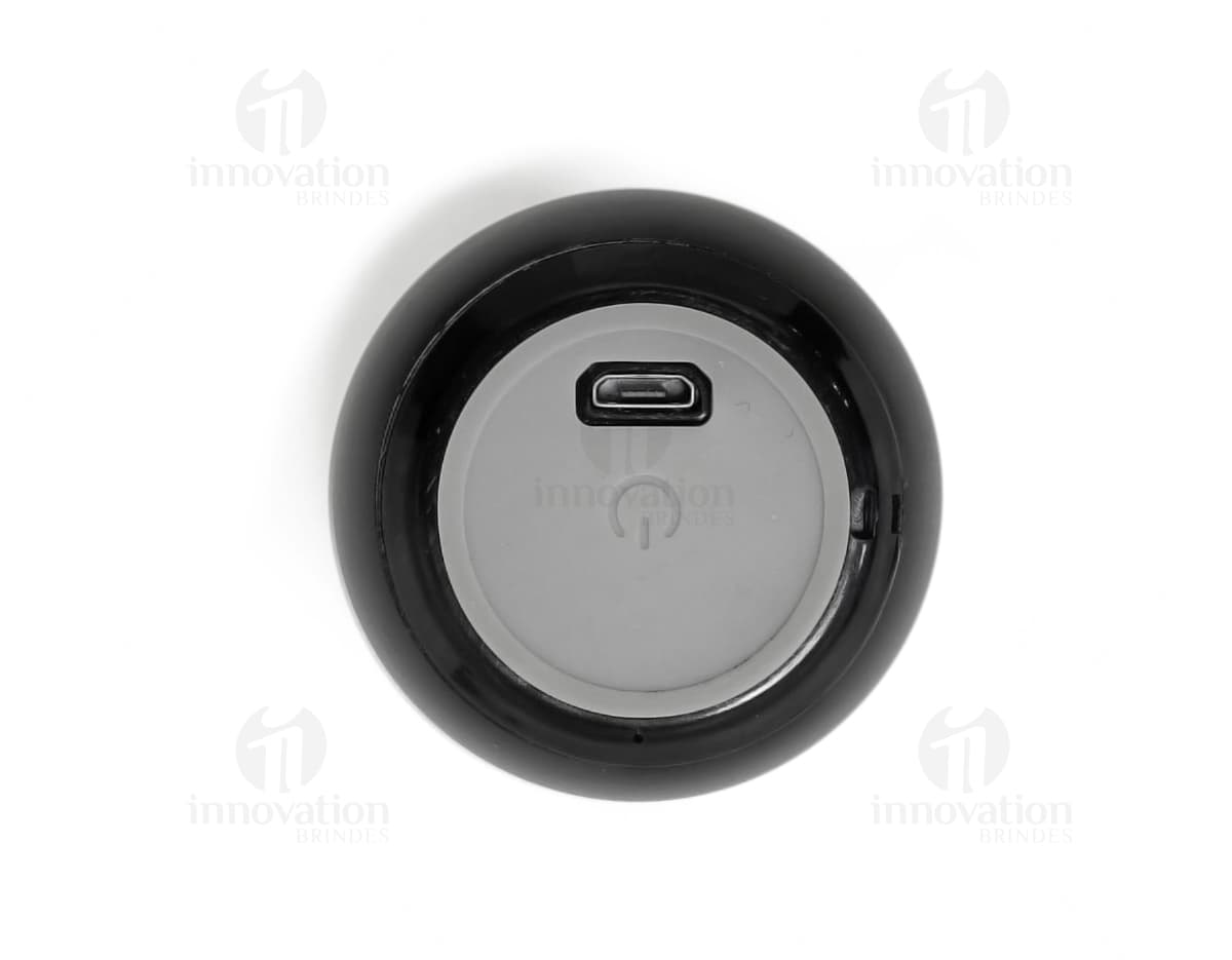 Microfone de estúdio preto com fone de ouvido prateado, fios de metal e plugue.