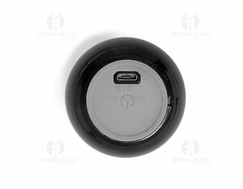Microfone de estúdio preto com fone de ouvido prateado, fios de metal e plugue.